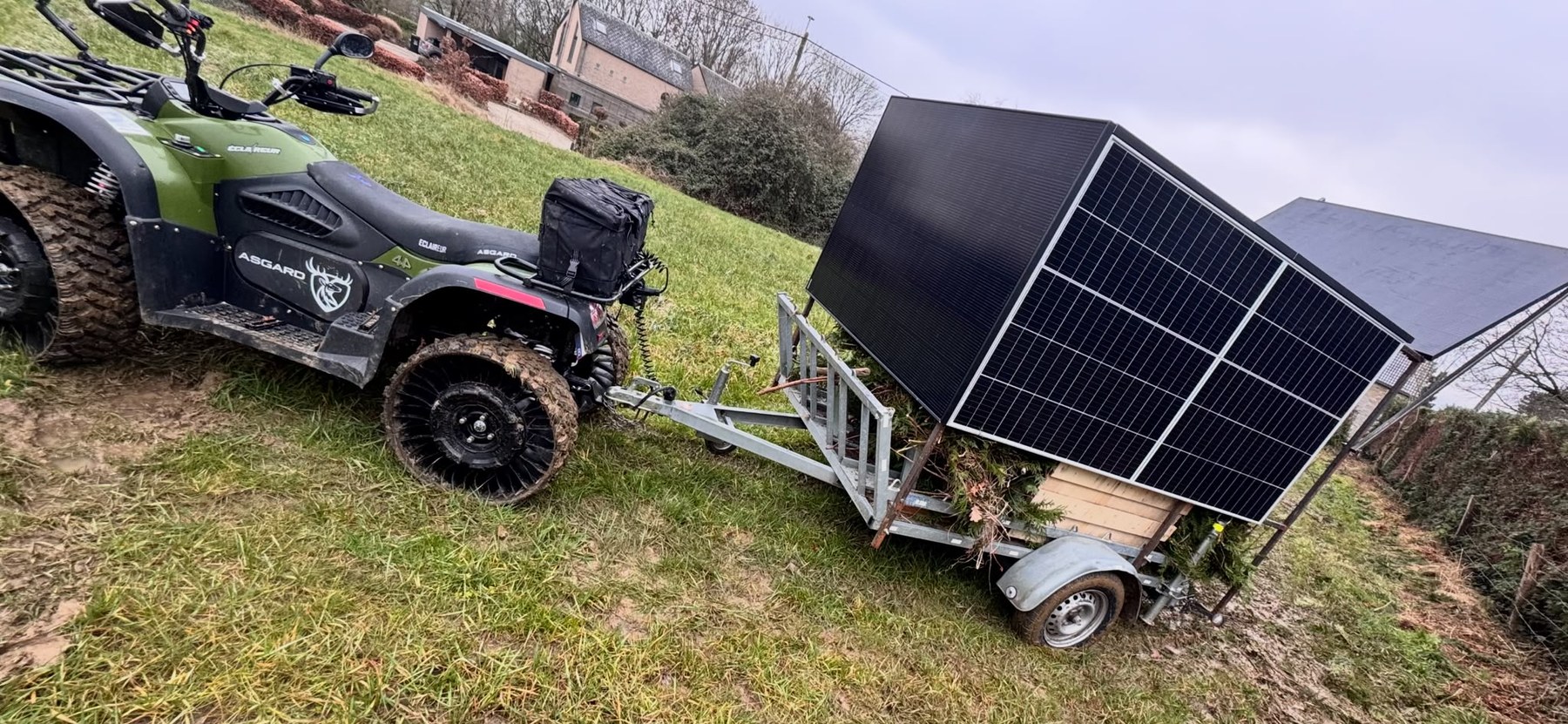Asgard Éclaireur quad towing a trailer with photovoltaic panels for mobile solar energy storage